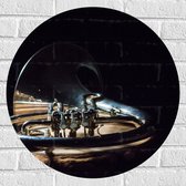 Muursticker Cirkel - Liggend Gouden Blaasinstrument tegen Zwarte Achtergrond - 60x60 cm Foto op Muursticker