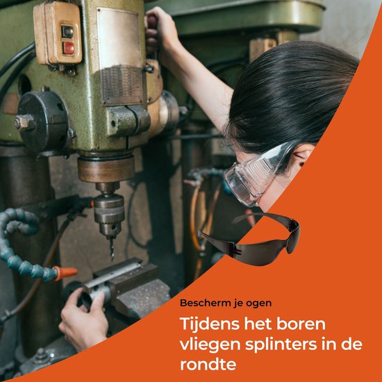 Man met baard en veiligheidsbril die aan het werk is bij een machine.