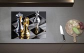 Inductieplaat Beschermer - Foto van Drie Gouden en Zilveren Schaakstukken op Schaakbord - 60x52 cm - 2 mm Dik - Inductie Beschermer van Vinyl