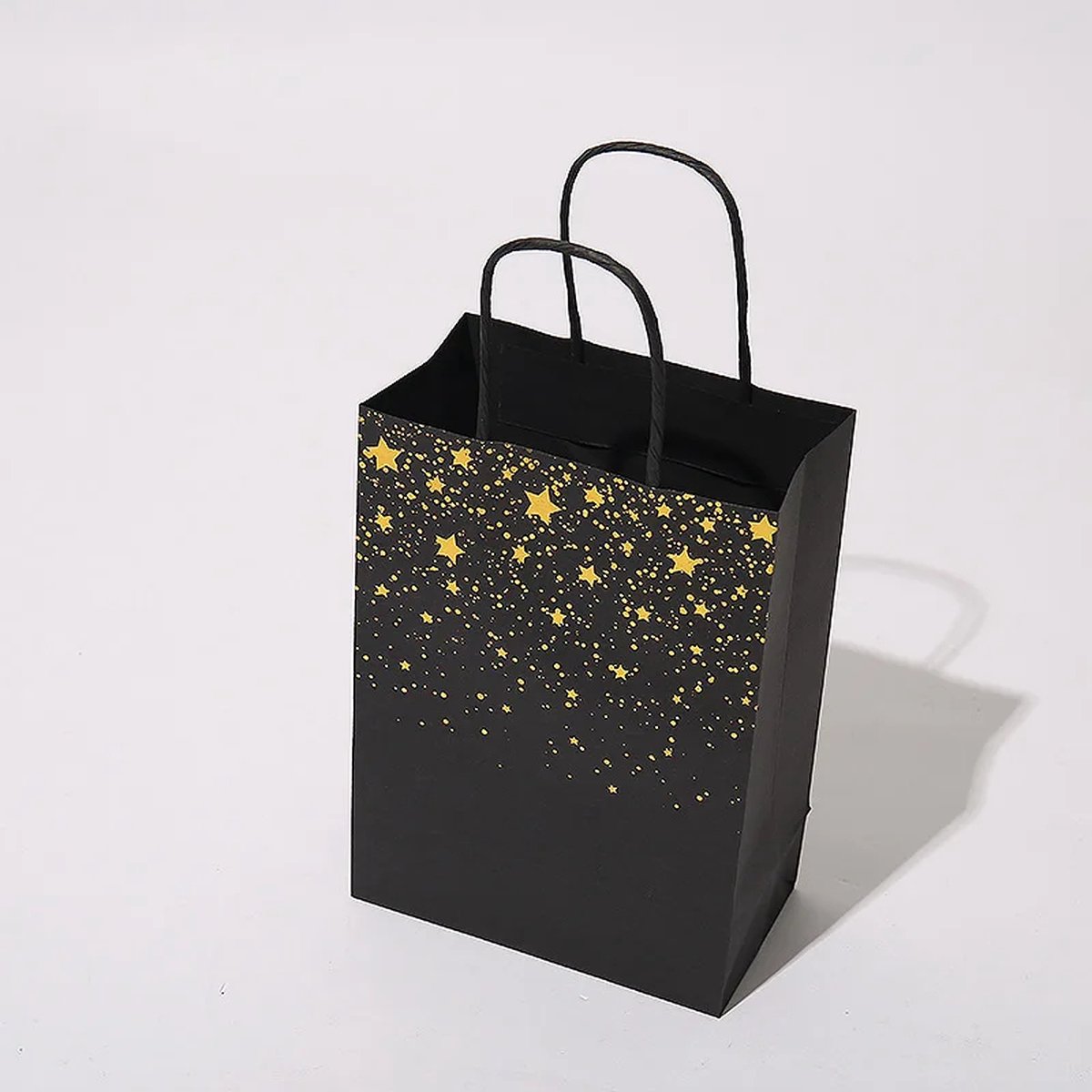 Papieren Tasjes Sterren - 5 stuks - Uitdeel Tasjes - Black Gold - Zwart Goud - Feest - Bruiloft - Chique - Gift Tasjes - Cadeau Tasjes - Kinderfeestje Tasjes - Gift Bag - Kado Tasjes - Uitdeel Zakjes - Luxe Gift Bags - Cadeau - Tasje Met Handvat