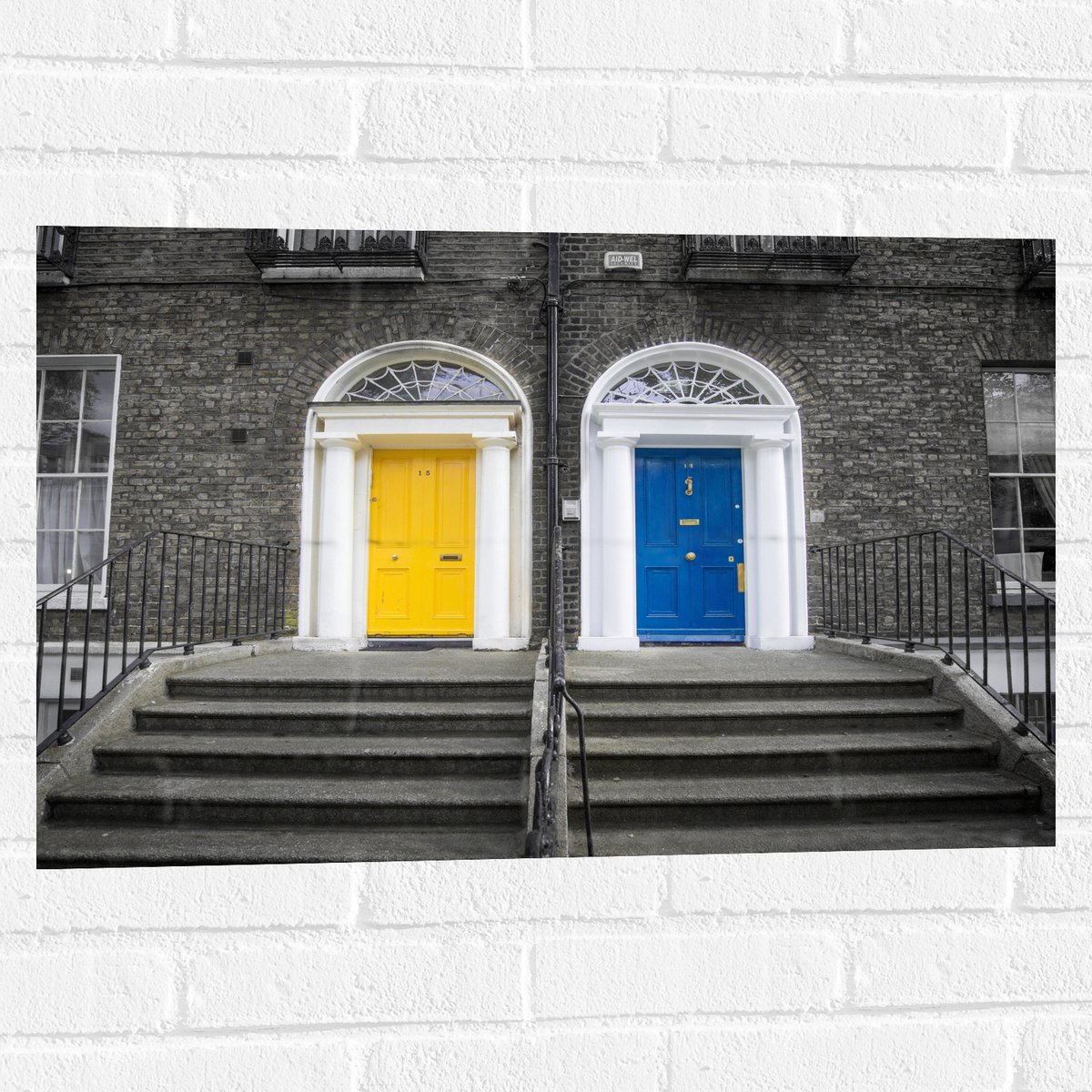 Muursticker - Gebouw met Gele en Blauwe Voordeuren - 75x50 cm Foto op Muursticker
