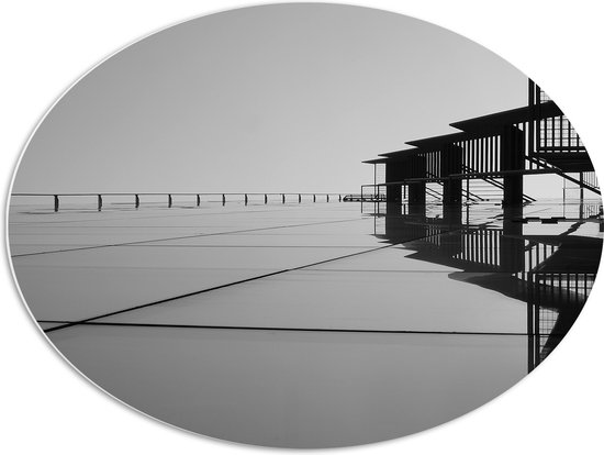 PVC Schuimplaat Ovaal - Zwart Wit Gebouw met Balkon - 80x60 cm Foto op Ovaal (Met Ophangsysteem)