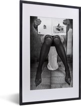 Poster - Frame - Vrouw - Toilet - Vintage - Zwart - Wit - Kader - Foto in lijst - 40x60 cm