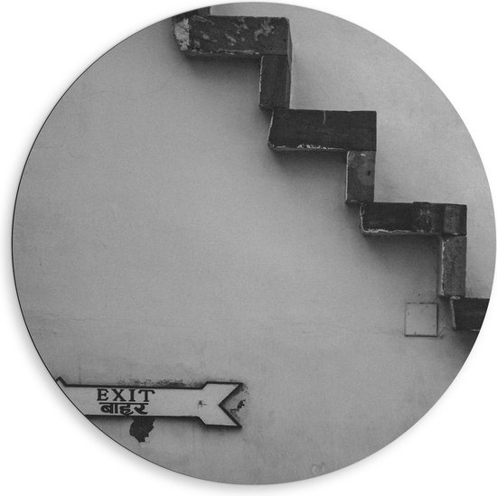 Dibond Muurcirkel - Trap voor Witte Muur in het Zwart- wit met Bordje Exit - 80x80 cm Foto op Aluminium Muurcirkel (met ophangsysteem)