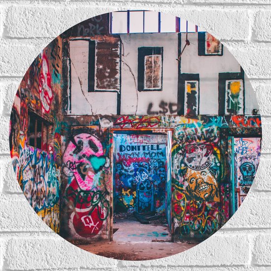 Muursticker Cirkel - Binnenkant van Gebouw met Kleurijke Graffiti - 50x50 cm Foto op Muursticker