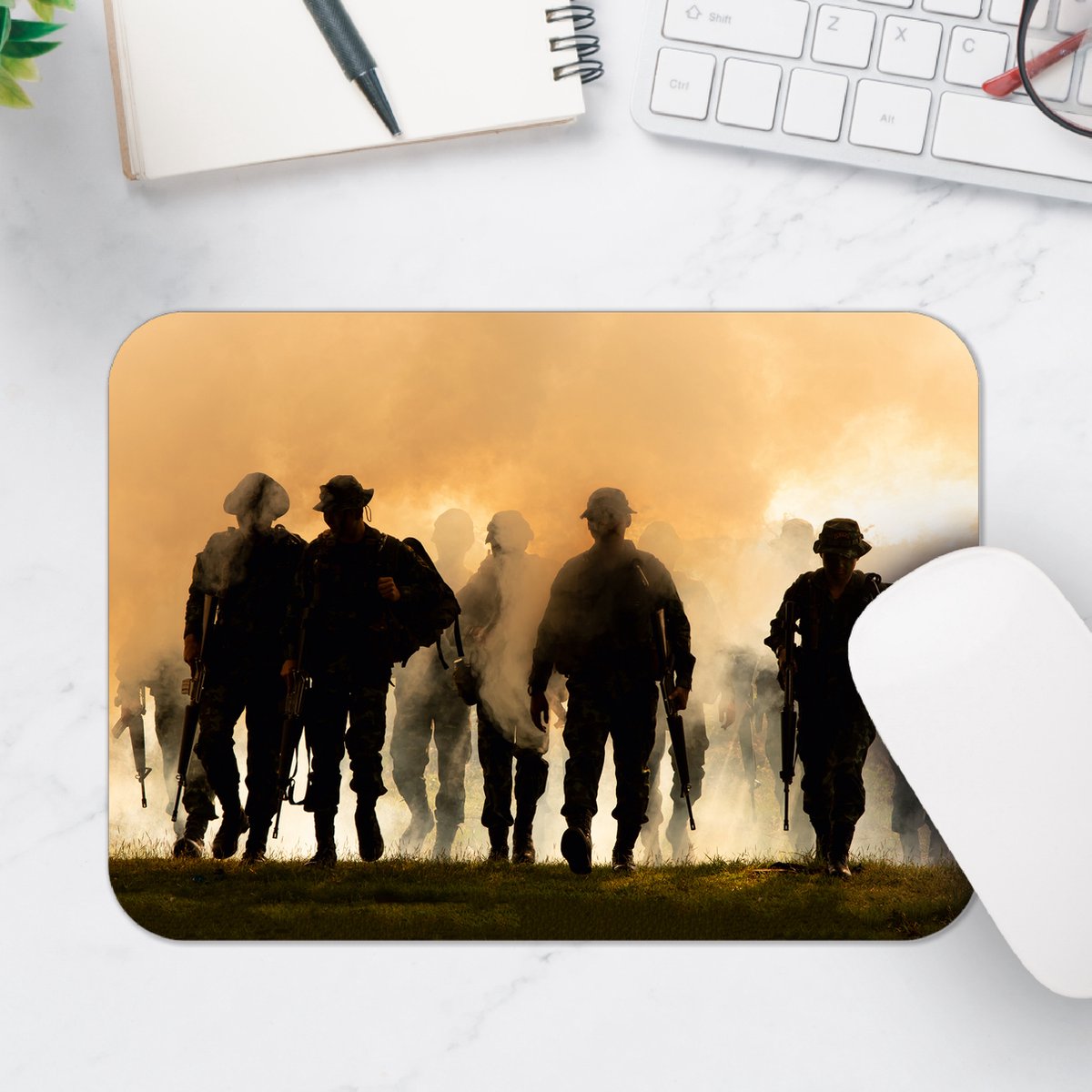 Muismat - Groep Soldaten Weglopend van Rook - 25x18 cm - 2 mm Dik - Muismat van Vinyl