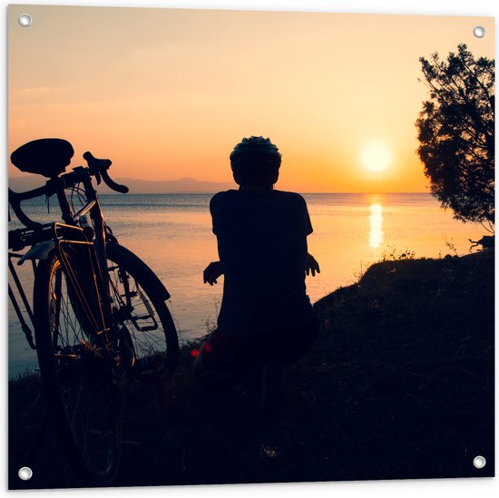 Tuinposter – Silhouet van Rustende Fietser met Fiets aan het Water bij Zonsondergang - 80x80 cm Foto op Tuinposter (wanddecoratie voor buiten en binnen)