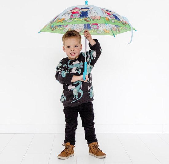 Jongen met open Fien & Teun kinderparaplu met boerderijtafereel, blauwe haak, groene rand.
