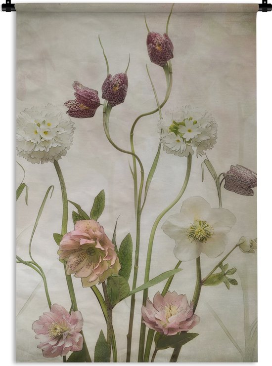 Een wandkleed met een print van witte, roze en paarse bloemen op een lichte achtergrond.