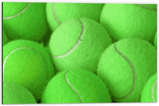 Dibond - Stapel Groene Tennisballen - 60x40 cm Foto op Aluminium (Met Ophangsysteem)