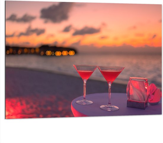 Dibond - Tafeltje op het Strand met Cocktails in de Avond - 100x75 cm Foto op Aluminium (Met Ophangsysteem)