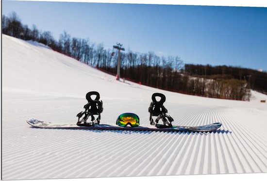 Dibond - Snowboard met Bril op Perfect Wintersport Landschap - 120x80 cm Foto op Aluminium (Wanddecoratie van metaal)