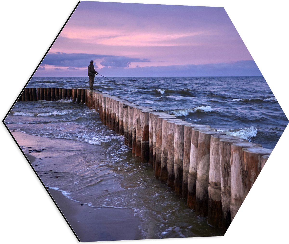 Dibond Hexagon - Man op Palen in de Wilde Zee tijdens het Vissen - 60x52.2 cm Foto op Hexa