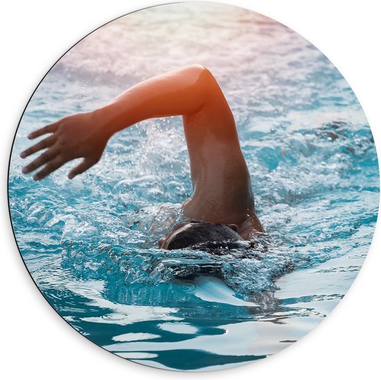 Dibond Muurcirkel - Zwemmende Man in het Blauwe Water - 60x60 cm Foto op Aluminium Muurcirkel (met ophangsysteem)