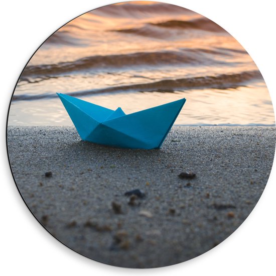 Dibond Muurcirkel - Blauwe Papieren Origami Bootje Aangespoeld op het Strand tijdens Opkomende Zon - 50x50 cm Foto op Aluminium Muurcirkel (met ophangsysteem)