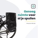 Zwarte waterdichte fietstas met logo en rits, 28 liter inhoud.