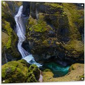 WallClassics - Tuinposter – Snelstromende Rivier over Bergen - 100x100 cm Foto op Tuinposter (wanddecoratie voor buiten en binnen)