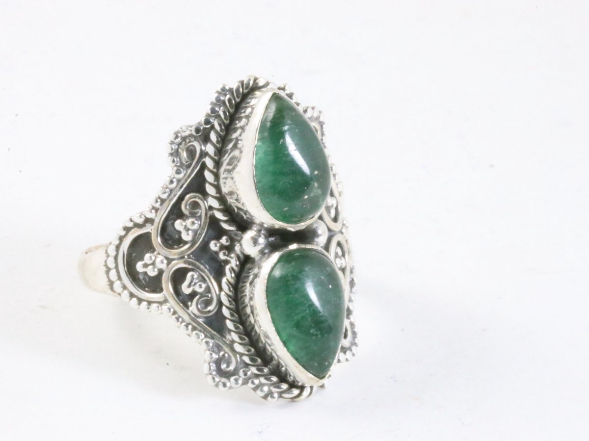Bewerkte zilveren ring met jade - maat 17.5