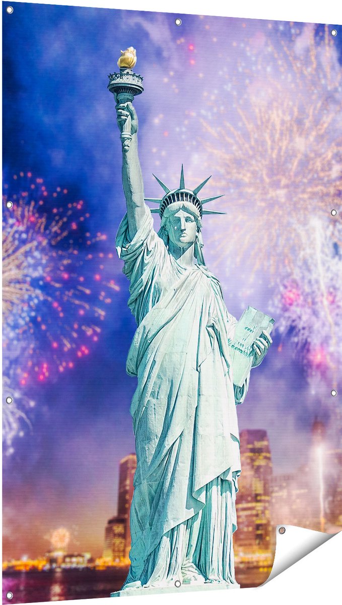 Gards Tuinposter Vrijheidsbeeld in New York met Vuurwerk - 100x150 cm - Tuindoek - Tuindecoratie - Wanddecoratie buiten - Tuinschilderij Multikleur