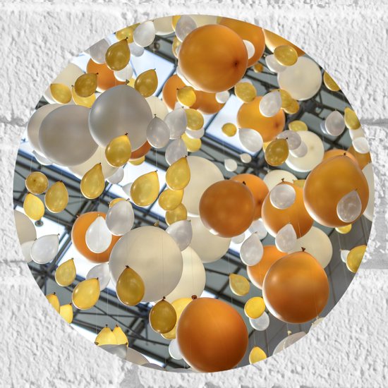 Muursticker Cirkel - Witte en Oranje Ballonnen Zwevend in de Lucht - 20x20 cm Foto op Muursticker