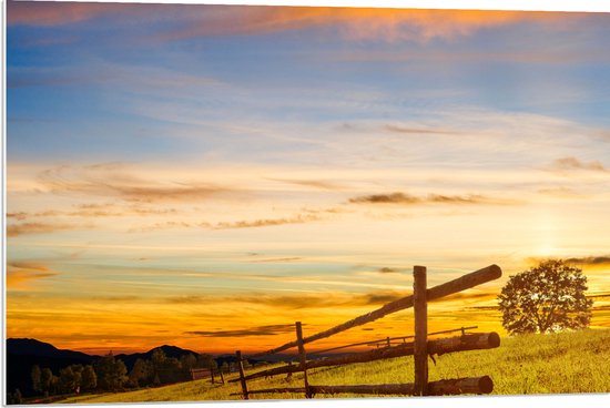 PVC Schuimplaat- Houten Hekken in het Landschap in de Bergen tijdens Felle Zonsondergang - 90x60 cm Foto op PVC Schuimplaat