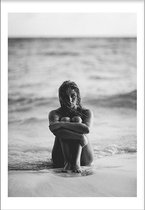 Girl At The Beach Poster (50x70cm) - Wallified - Tekst - Zwart Wit - Poster - Wall-Art - Woondecoratie - Kunst - Posters