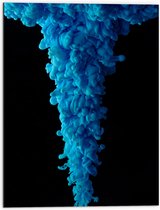 Dibond - Neervallende Blauwe Rook tegen Zwarte Achtergrond - 60x80 cm Foto op Aluminium (Wanddecoratie van metaal)