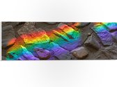 PVC Schuimplaat - Regenboog Lichtstralen op Stenen - 60x20 cm Foto op PVC Schuimplaat (Met Ophangsysteem)