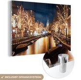 MuchoWow® Glasschilderij 120x80 cm - Schilderij acrylglas - Licht - Nacht - Amsterdam - Foto op glas - Schilderijen