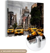 MuchoWow® Glasschilderij 80x60 cm - Schilderij acrylglas - New York - Taxi - Storm - Foto op glas - Schilderijen