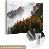 MuchoWow® Glasschilderij 60x40 cm - Schilderij acrylglas - Berg - Mist - Bos - Foto op glas - Schilderijen