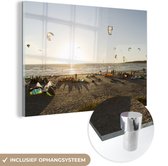MuchoWow® Glasschilderij 60x40 cm - Schilderij acrylglas - Kitesurfers op het strand - Foto op glas - Schilderijen