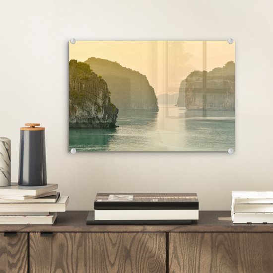 Lever du soleil de la baie d'Halong avec des roches uniques au Vietnam Plexiglas 30x20 cm - petit - Tirage photo sur Glas (décoration murale en plexiglas)