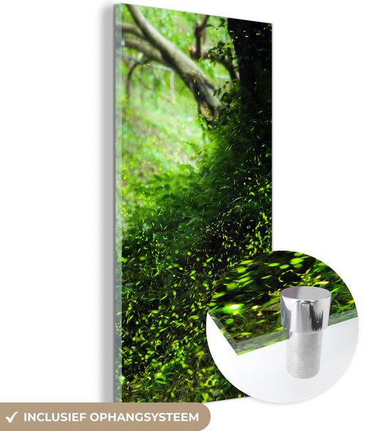 MuchoWow® Glasschilderij 60x120 cm - Schilderij acrylglas - Gloeiwormen in een groen landschap tijdens daglicht - Foto op glas - Schilderijen