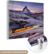 MuchoWow® Glasschilderij 90x90 cm - Schilderij acrylglas - Een verlichte trein in de bergen - Foto op glas - Schilderijen