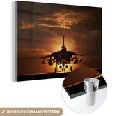 MuchoWow® Glasschilderij 120x80 cm - Schilderij acrylglas - Het silhouet van een straaljager tijdens zonsondergang - Foto op glas - Schilderijen