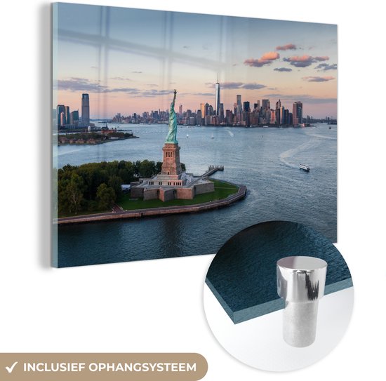 MuchoWow® Glasschilderij 120x80 cm - Schilderij acrylglas - New York - Vrijheidsbeeld - Skyline - Foto op glas - Schilderijen