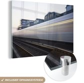 MuchoWow® Glasschilderij 180x120 cm - Schilderij acrylglas - De trein beweegt voort over een spoorweg - Foto op glas - Schilderijen