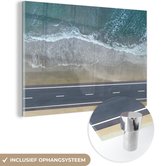 MuchoWow® Glasschilderij 30x20 cm - Schilderij acrylglas - Zomer - Weg - Oceaan - Foto op glas - Schilderijen