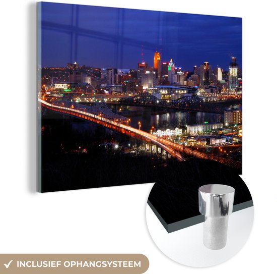 MuchoWow® Glasschilderij 30x20 cm - Schilderij acrylglas - De skyline van Cincinnati in de Verenigde staten bij nacht - Foto op glas - Schilderijen