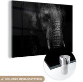 MuchoWow® Glasschilderij 60x40 cm - Schilderij acrylglas - Portret van een olifant in zwart-wit tegen een donkere achtergrond - Foto op glas - Schilderijen