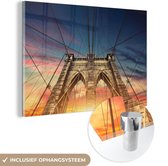 MuchoWow® Glasschilderij 120x80 cm - Schilderij acrylglas - De Brooklyn Bridge bij een kleurrijke hemel in Amerika - Foto op glas - Schilderijen