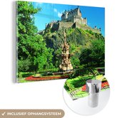 MuchoWow® Glasschilderij 120x80 cm - Schilderij acrylglas - Kasteel van Edinburgh en fontein in Schotland - Foto op glas - Schilderijen