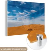 MuchoWow® Glasschilderij 180x120 cm - Schilderij acrylglas - Een karavaan van kamelen trekt naar de zandduinen bij Erg Chebbi in Marokko - Foto op glas - Schilderijen
