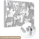 MuchoWow® Glasschilderij 90x60 cm - Schilderij acrylglas - Alpaca's en bergen op een lichte wereldkaart - zwart wit - Foto op glas - Schilderijen