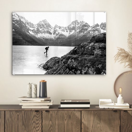 MuchoWow® Peinture sur verre - Patineur dans un paysage hivernal avec des montagnes - noir et blanc - 60x40 cm - Peintures sur verre acrylique - Photo sur Glas