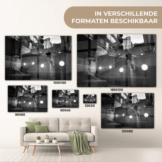 MuchoWow® Peinture sur verre 90x60 cm - Peinture sur verre acrylique - Un homme pratiquant le parkour - noir et blanc - Photo sur verre - Peintures