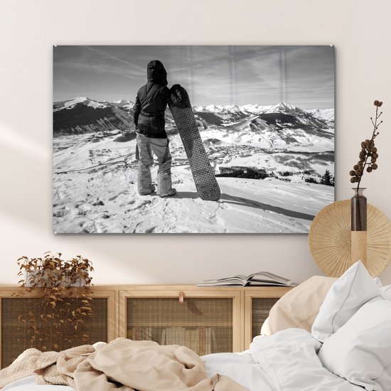 ® Glasschilderij 120x80 cm - Schilderij acrylglas - Een meisje met snowboard staat te kijken naar besneeuwde bergen - Foto op glas - Muurdecoratie woonkamer - Wanddecoratie slaapkamer - Schilderijen