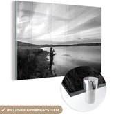MuchoWow® Glasschilderij 30x20 cm - Schilderij acrylglas - Visser aan de waterkant - zwart wit - Foto op glas - Schilderijen
