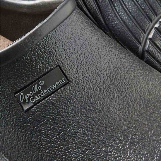 Close-up van een zwart tuin klompje met gestructureerd oppervlak en 'Apollo Gardenwear' logo.